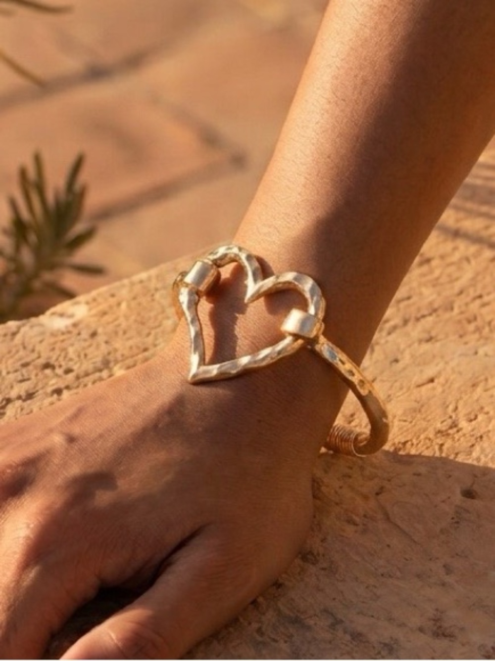 Hammered Gold or Silver Heart Bracelet - Picture 4 of 8